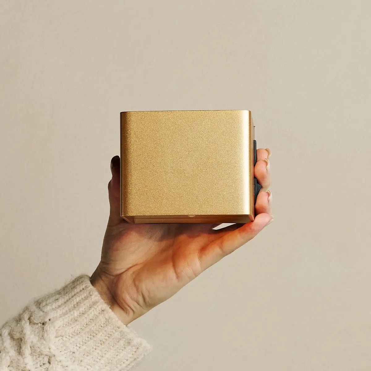 Tess Gold Rechargeable Wall Lamp – Motion sensor, 20 Different Light Modes, Dimmable, Magnetic Suspension System Lamp & Including Remote Control-1